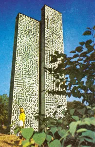Zdeněk Sýkora, Keramická mozaika, 1969,  odvětrávací komín tunelu v parku na Letné, Praha.