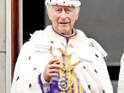 Karel III. korunován