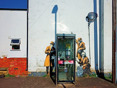 Obraz nastříkaný sprejem na zdi, která umělci nepatří, bývá obvykle považován  za vandalismus. Možná tak byly posuzovány i první graffiti britského streetartového umělce Banksyho. Dnes řada majitelů domů touží po tom, aby si právě jejich zeď Banksy vyhlédl.