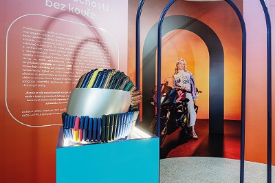 Skvělou motorkářskou bundu a pestrobarevnou přilbu z vyřazených zařízení IQOS představila renomovaná mladá návrhářka Tereza Rosalie Kladošová. Společně s elektromotorkou tyto doplňky symbolizovaly vizi společnosti Philip Morris, jež věří v budoucnost bez kouře.