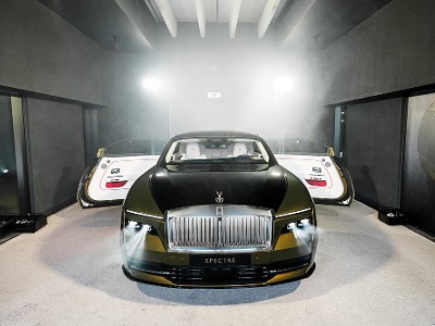 Rolls-Royce Spectre se představil v Praze